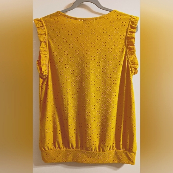 NEW WOMEN'S ESPRESSO MUSTARD HOLLOW-OUT RUFFLED SLEEVELESS TOP SIZE LARGE 💛 - Picture 6 of 8